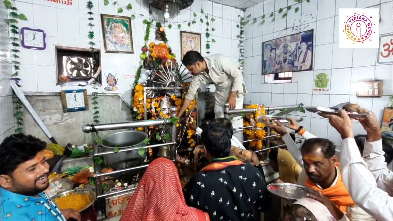 150 वर्ष पुराने शनि मंदिर में ताला लगाने से लोगों को मिल रही परेशानियों से मुक्ति ......