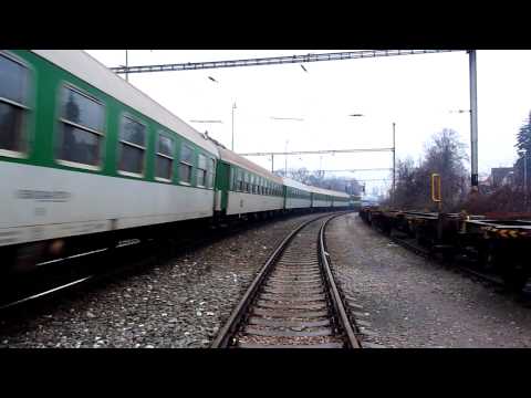 Lokomotiva 163.072 se míjí s el. jednotkou 471.023 ve stanici Čelákovice