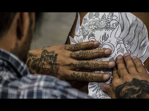 Si qëndron çështja e namazit për ata që kanë tatuazhe me figura në trup?