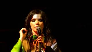 Björk - Army of Me (Live at Glastonbury &#39;07)