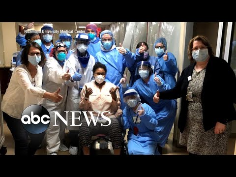 COVID-19患者與救治她的醫生重逢。 (COVID-19 patient reunites with doctor who helped save her life)