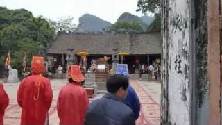 preview picture of video 'Temple in Vietnam near Tam Coc during a Ceremony - Dario Quell'