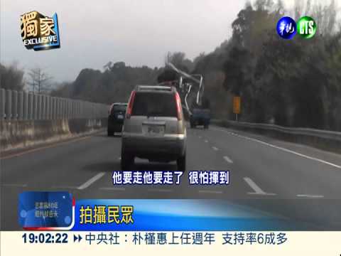 國道恐怖貨車! 50米塑膠帶隨風飄