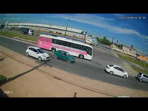 Acidente na BR-101 em Linhares deixa motorista de ônibus ferido