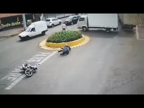 Homem e criança são atingidos e arrastados com fios arrebentados por caminhão em Mandaguari