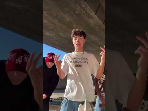 Bro YouTube cut them🤦🏼‍♀️but the wink tho😍#malachi #barton #dance #zombies4 #fyp