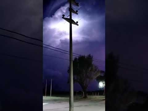 Mucha actividad electrica Anoche, al este de Humboldt Santa Fe #tormentaeléctrica 24/2/26
