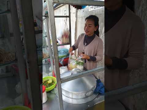 Nom Banhjok and snacks near Sonsom Kosal pagoda, Phnom Penh