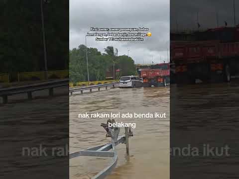 Berani betul kereta Axia tu redah banjir.😱 Ouh tak ingat, adik beradik King kan.😏😆