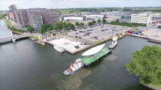 Het transport met een ponton van Makkum naar Utrecht