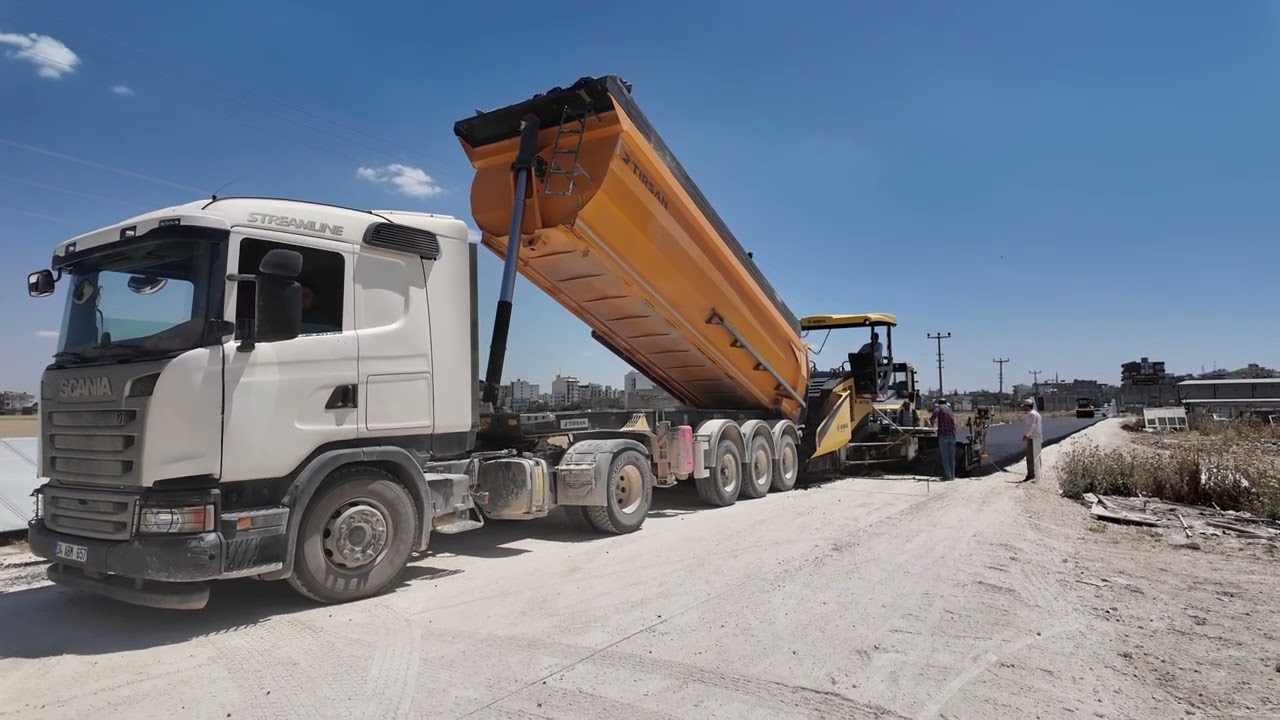 HARRAN AKÇAKALE GRUP YOLUNDA SICAK ASFALT SERİMİ BAŞLADI
