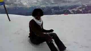 preview picture of video 'Zuwena's first (summer)snow experience in the Alpes'