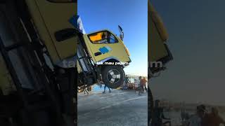 Download lagu Truk jumping saat keluar dari kapal mp3