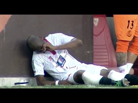 El dolor de M'Bia, el nuevo ídolo del sevillismo || Sevilla 2013-14