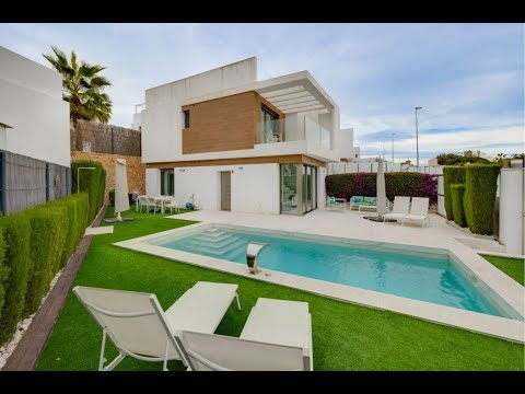 €469,000 : Modern chalet with private pool For Sale in Villamartín