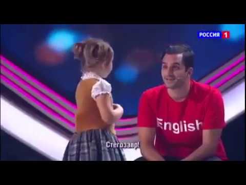 Niña sorprende al hablar 7 idiomas diferentes en vivo