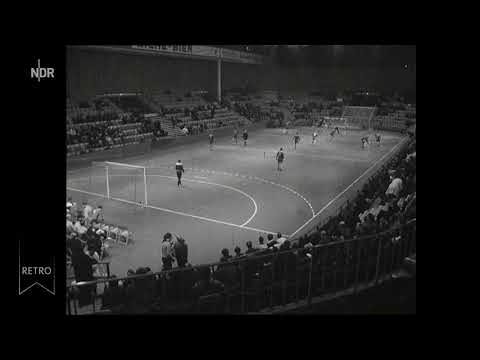 Hallenfußball-Turnier in der Kieler Ostseehalle 1965