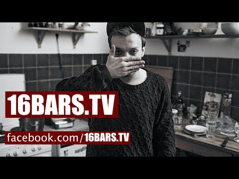 Karate Andi zeigt seine Wohnung (16BARS.TV)