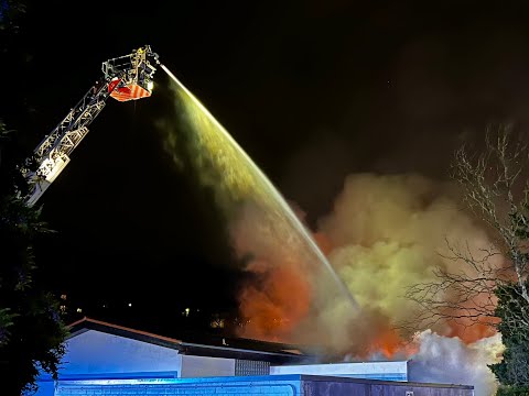 Vollbrand einer Lagerhalle - 1 verletzter Feuerwehrmann in Bergisch Gladbach am 17.01.22 + O-Ton