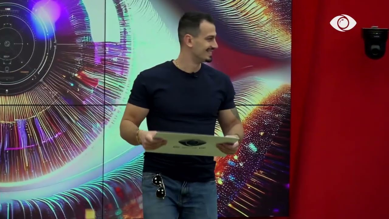 Zarf në shtëpi/ Bluza 'Dua' nga DigitAlb, banorët duartrokasin