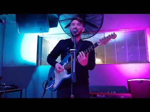 Casually Dropping FEEL GOOD INC Loop Pedal Cover at an Open Mic!