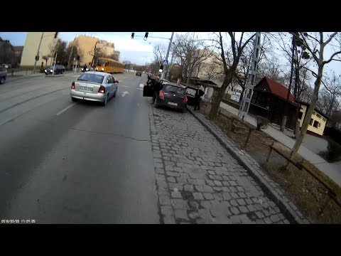 KCU-841 Néztél visszapillantóba? - Did you look into the mirror?