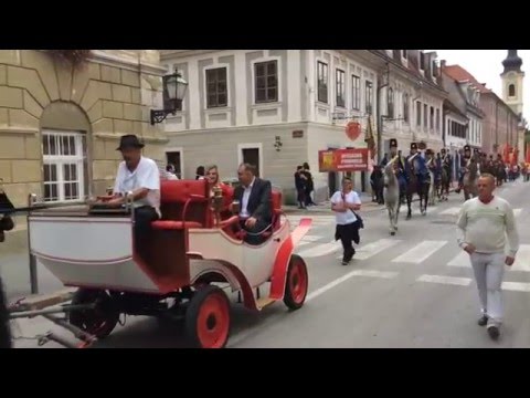 Snimka dijela povorke s Dana piva u Karlovcu 2015.