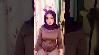 Download lagu cewek montok ngangkang di kursi mp3