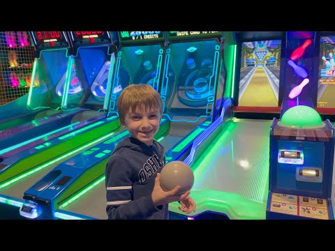 Spiele spielen in der Round1 Arcade im Park City Center