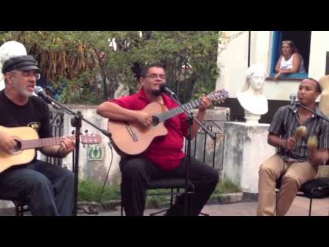 Eduardo Sosa y Frank Fernandez están cantando en la peña de Pepe Ordaz Abril 2013
