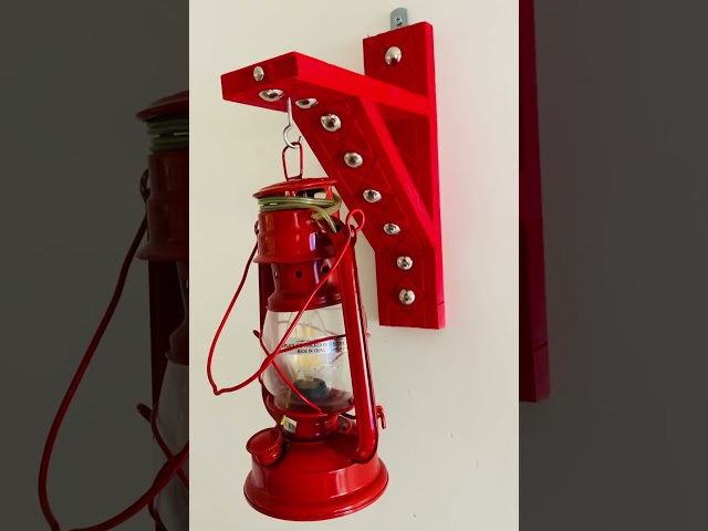 فانوس أحمر مع قاعدة حفر