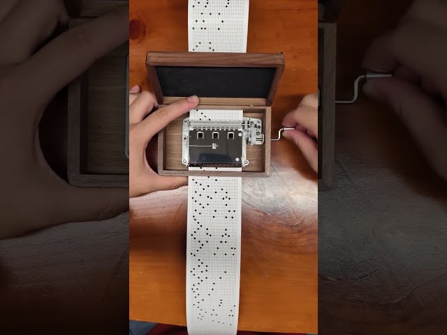 Vídeo relacionado con Caja de música/caja musical de manivela de cartón decorado en forma de libro con mecanismo musical de 18 notas - Happy birthday to you - Cumpleaños feliz (Mildred y Patty Smith Hill)
