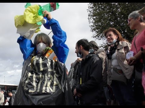 Rifiuti, la protesta dei romani: «Stufi di vivere con la nausea»