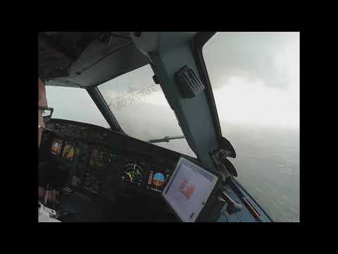 Airbus A320 Rainy Wet Landing Quito, Ecuador ( Cruis - Kygo)