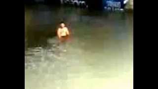 preview picture of video 'Homem nadando no Alagamento do Viaduto do Mondubim - Fortaleza 01 de Abril de 2014'