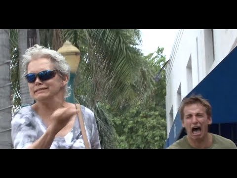 Farsă EPICĂ! Se preface că &icirc;și face nevoile &icirc;n plină stradă. Ce se &icirc;nt&acirc;mplă atunci c&acirc;nd este văzut de trecători e DE COMEDIE