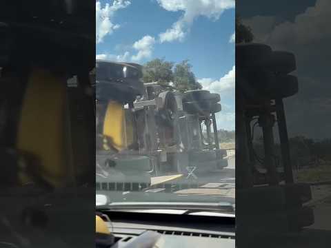 Carreta bitrem tomba na BR-080 e espalha terra pela pista em Rochedo