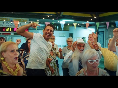Gabbani canta per la pace con gli anziani di Milano Gabbani canta per la pace con gli anziani di Milano