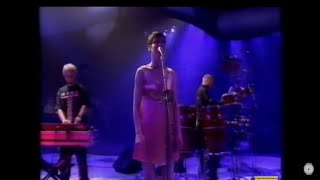 Moby ft Mimi Goese - Into The Blue (Live) UK TV, Mid 1990&#39;s
