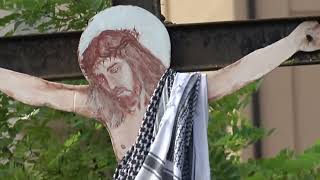 crocifissi-avvolti-dalla-kefiah-araba-lungo-le-strade-ad-ariano