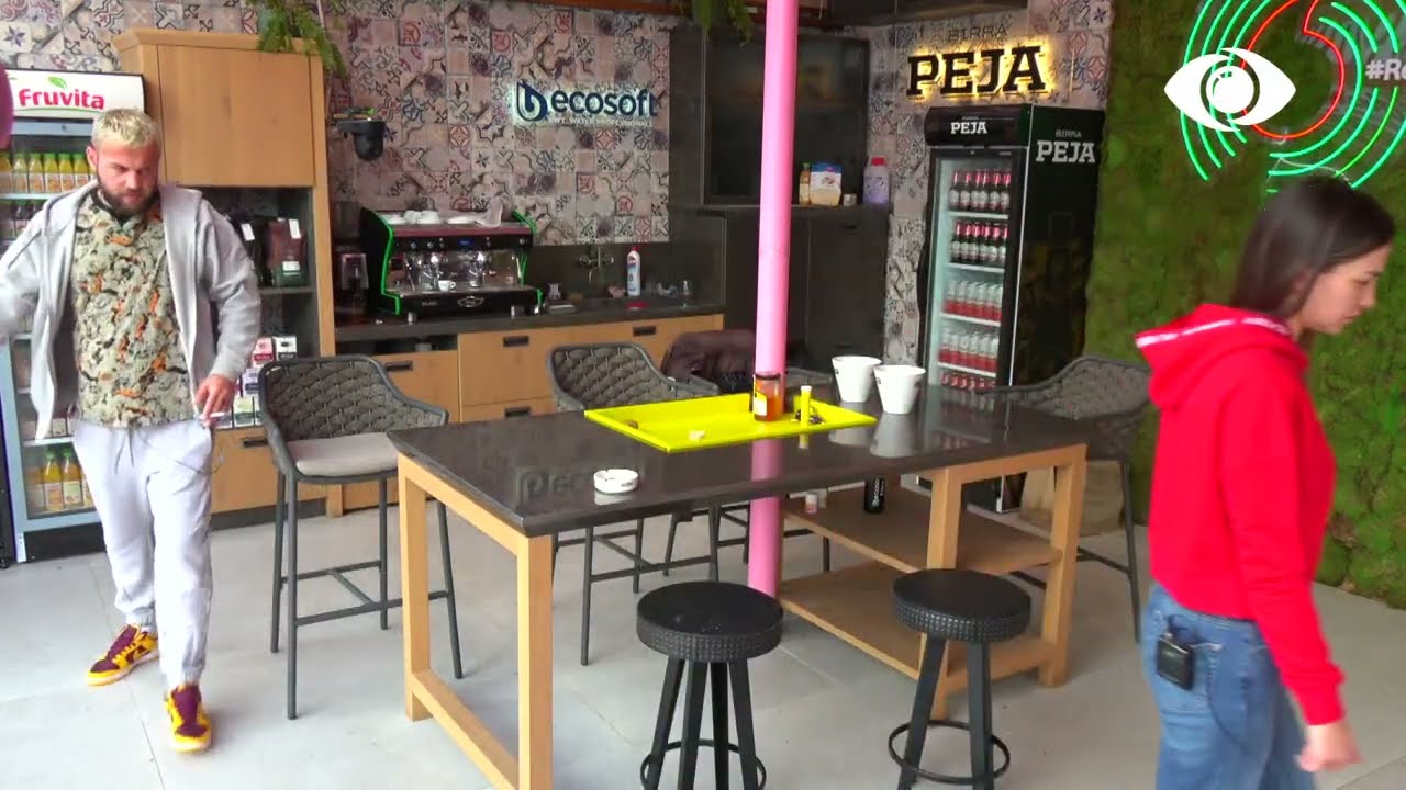 Pashë në ëndërr sikur erdhi zarf i zi/ Kiara bisedon me Luizin