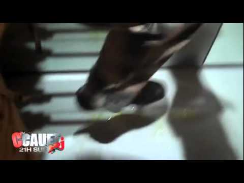 Cauet enfermé dans un ascenseur de boules puantes! NRJ