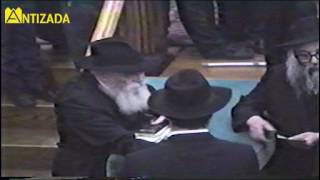 הפעם הראשונה בה שרים לרבי מליובאוויטש יחי אדוננו מורנו ורבינו מלך המשיח לעולם ועד ט"ו אייר תנש"א - התמונה מוצגת ישירות מתוך אתר האינטרנט יוטיוב. זכויות היוצרים בתמונה שייכות ליוצרה. קישור קרדיט למקור התוכן נמצא בתוך דף הסרטון