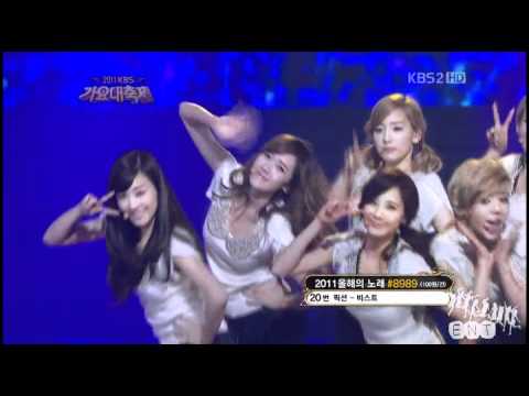 111230 SNSD stage ending pose