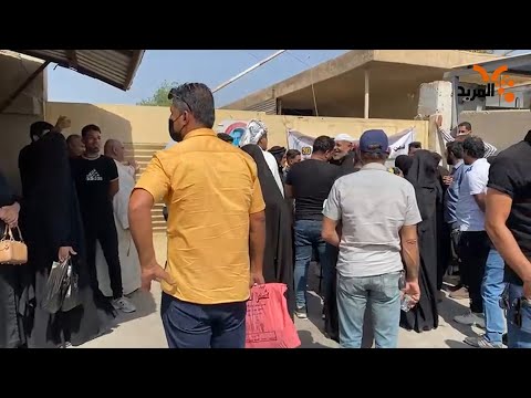 شاهد بالفيديو.. موظفو تقاعد البصرة يواصلون إضرابهم عن العمل وسط امتعاض المراجعين #المربد