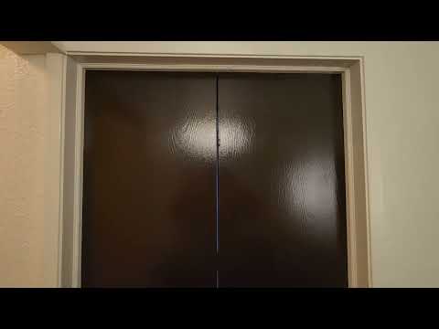 @Motel 6 State Street Santa Barbara has no locking bathroom doors