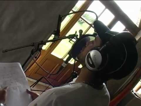 À un jet de pierre près