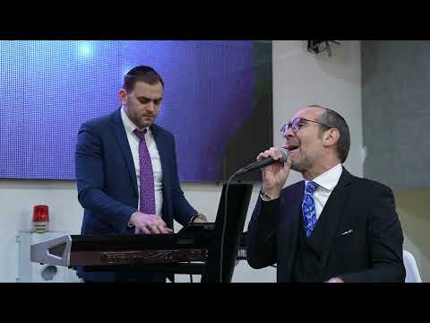 ישי לפידות מבצע את 'הוא יבנה בית' של אברהם פריד בחתונה בליווי הקלידן יאיר בודנר