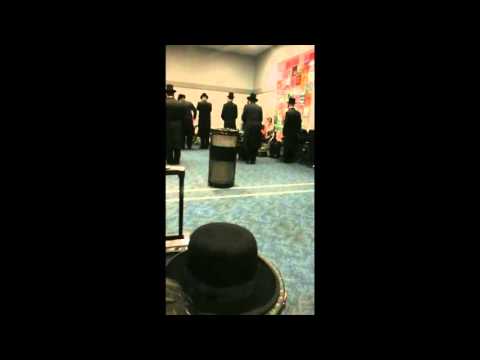 Satmar London Nesiah 5776 - Chasidim On The Way