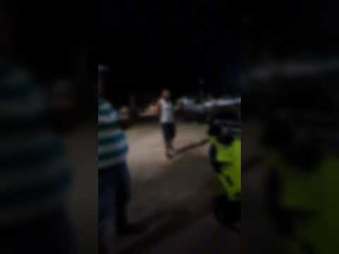 Así reaccionó un hombre en Natagaima cuando le iban a aplicar un comparendo por orinar en la vía.